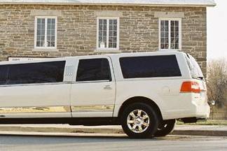 Ottawa, Ontario wedding limousine