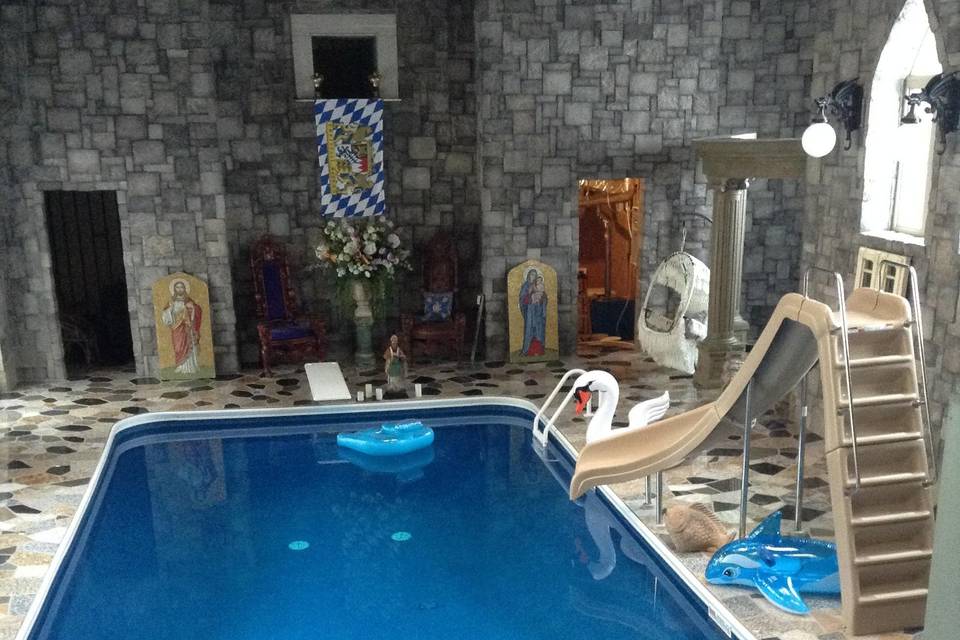 Private pool and lounge