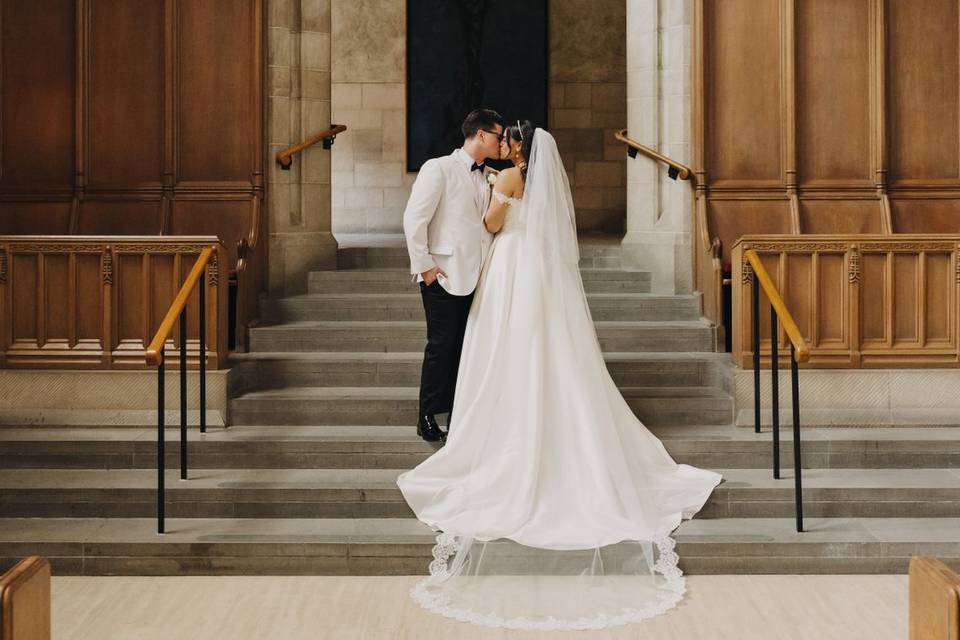 Couples photos at the altar.