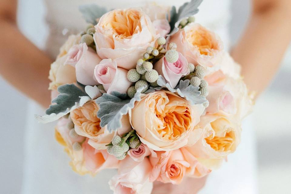 Creamy peach bridal bouquet