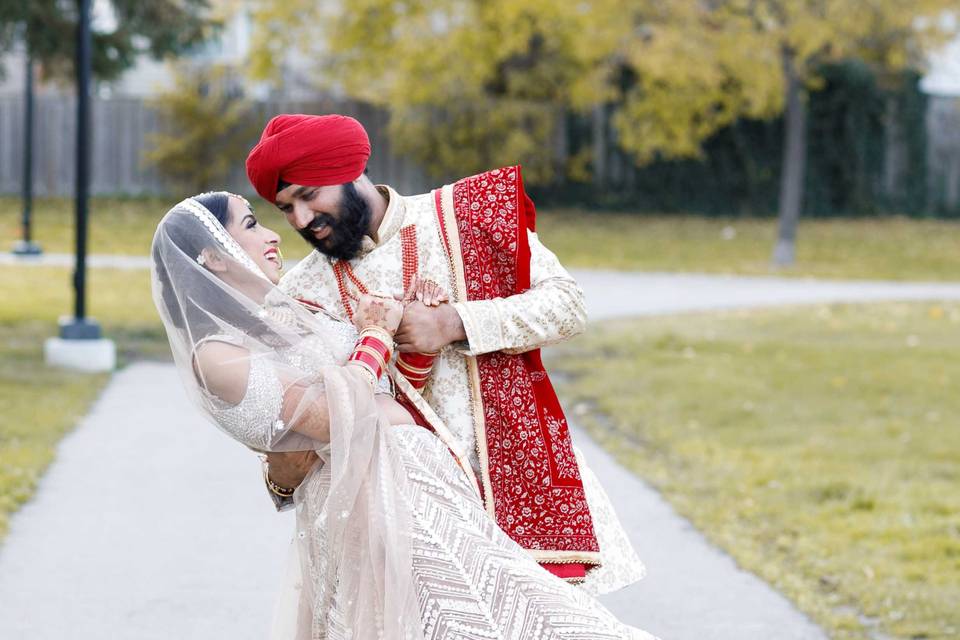 Sikh couple fall wedding