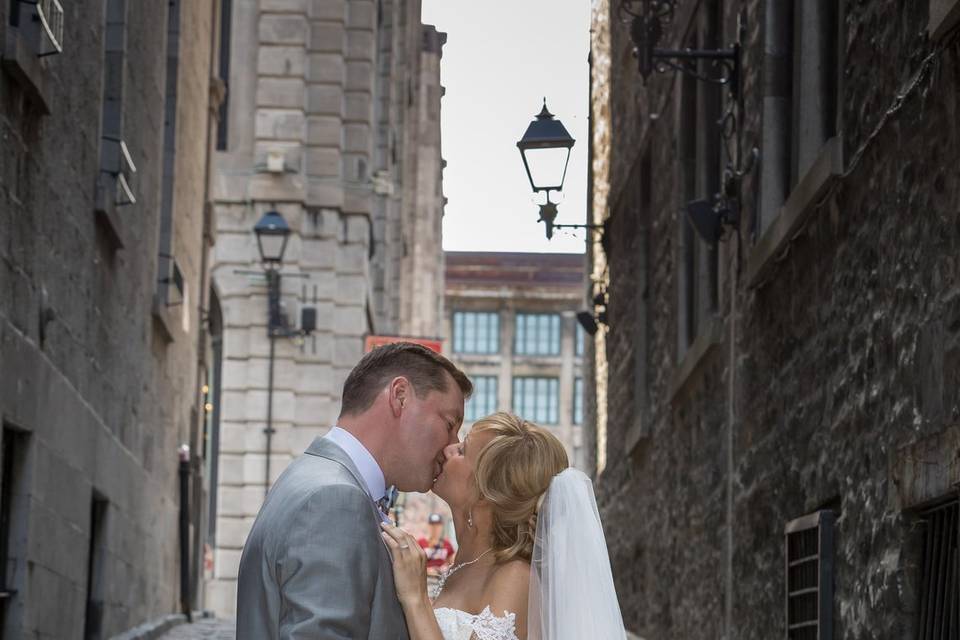 Alley sneak kiss