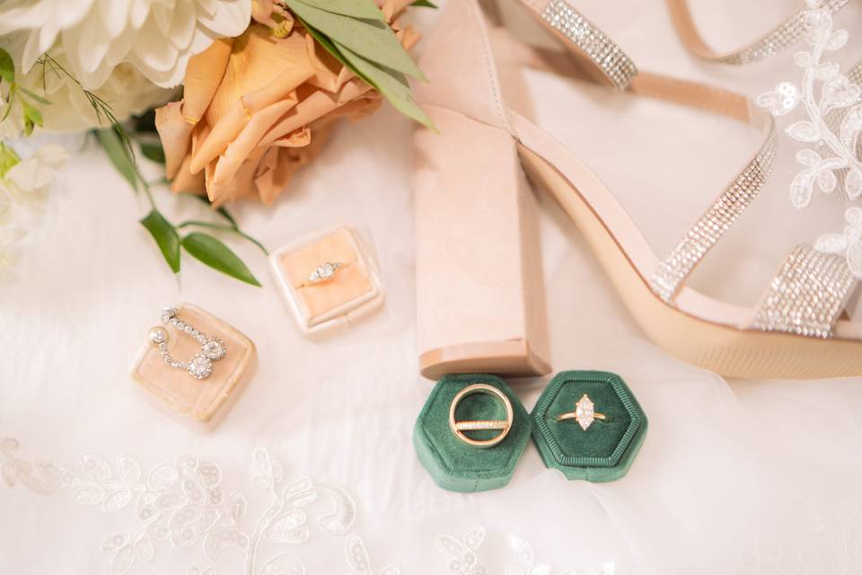 Rosy vintage wedding details