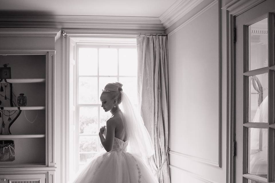 Bride in the vintage car