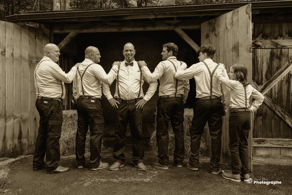 Le marié avec ses garçons d'ho