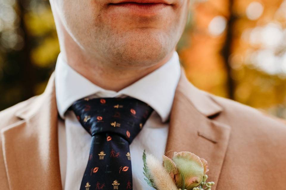 Close up of groom boutonniere