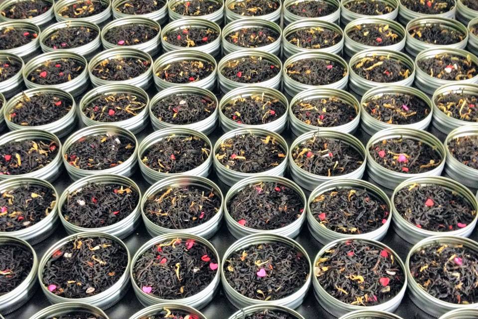 Black tea and hearts favors