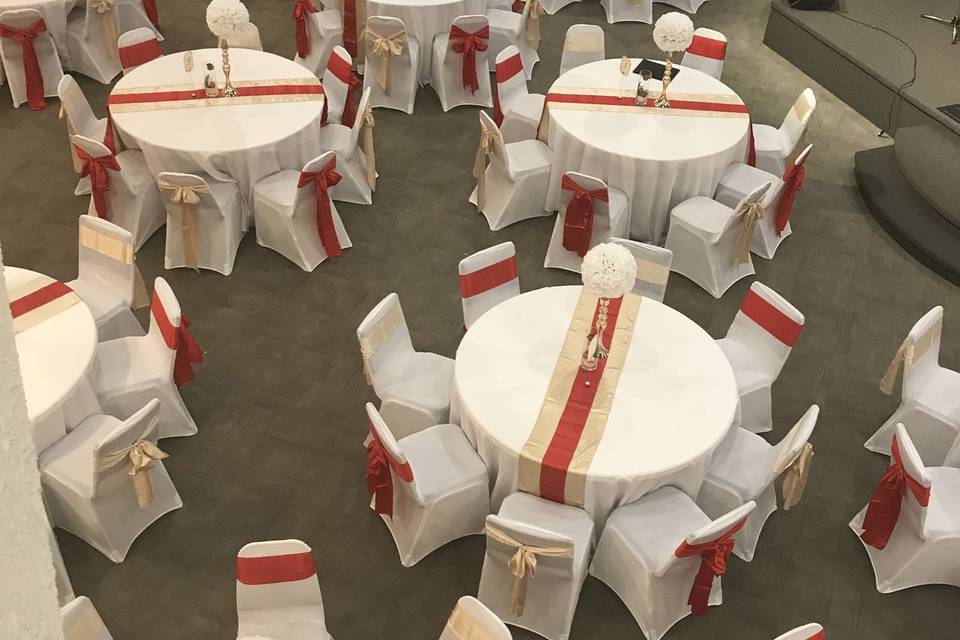 Red, beige & white decorations