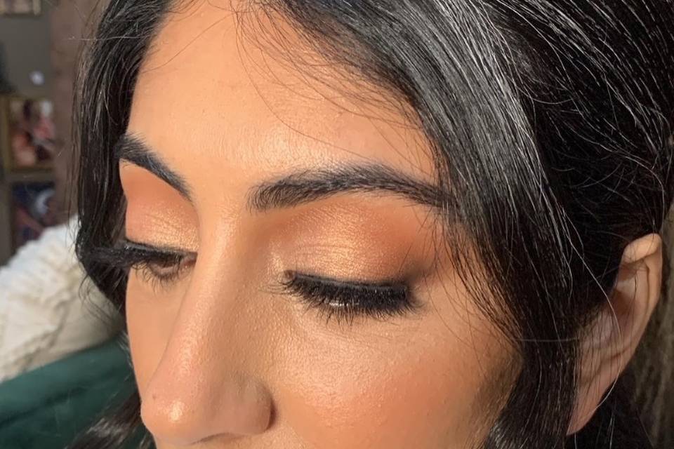 Natural and glowy bridal look