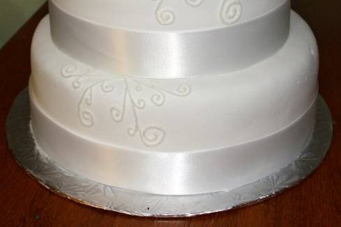 1323712182305-AllWhiteWeddingcake.jpg