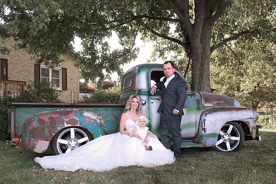 Old truck wedding photo