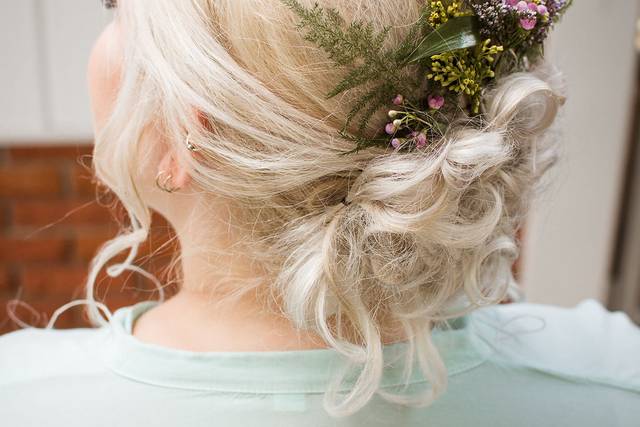 Hairstyling and Make-up Artistry by Laura