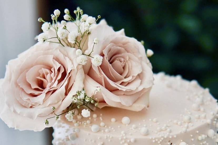 Elegant pearl cake