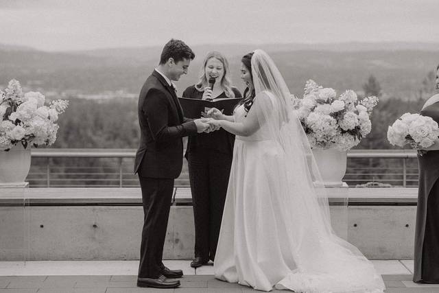 5 Different Ways to Say Your Wedding Vows - Young, Hip & Married