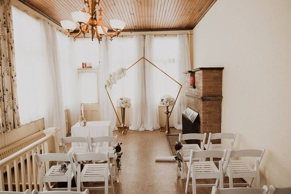 White minimalist ceremony decor