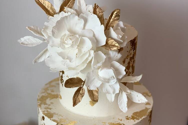 Floral decoration on cake