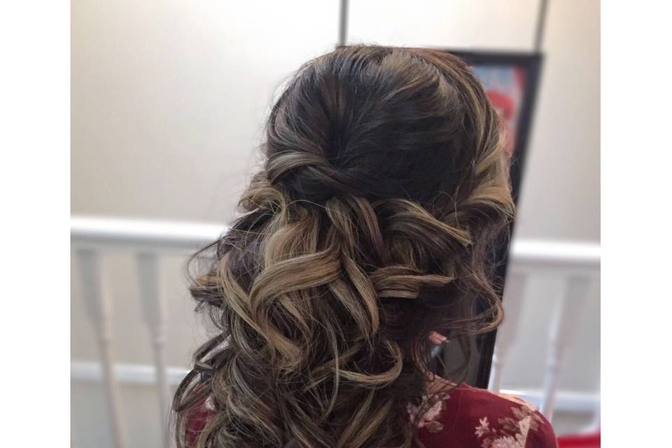 Curled weaved downdo