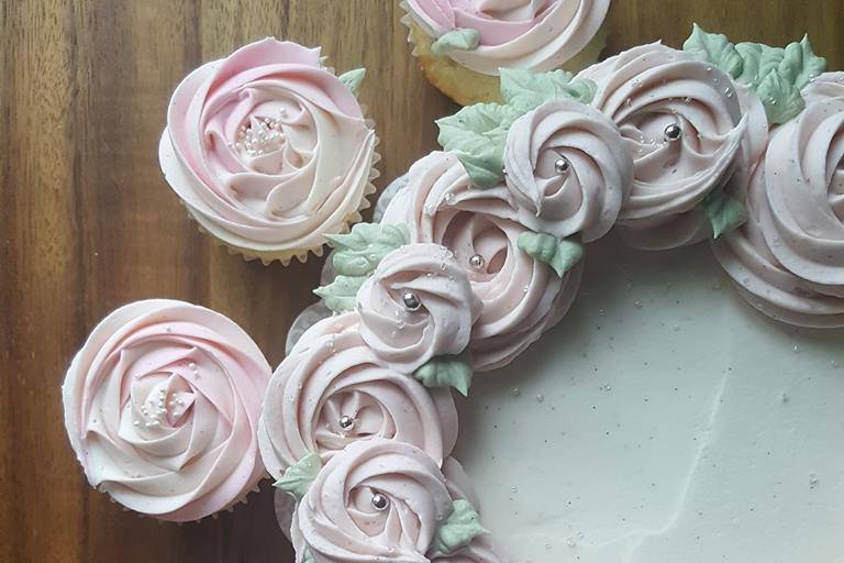 Floral wedding cupcakes