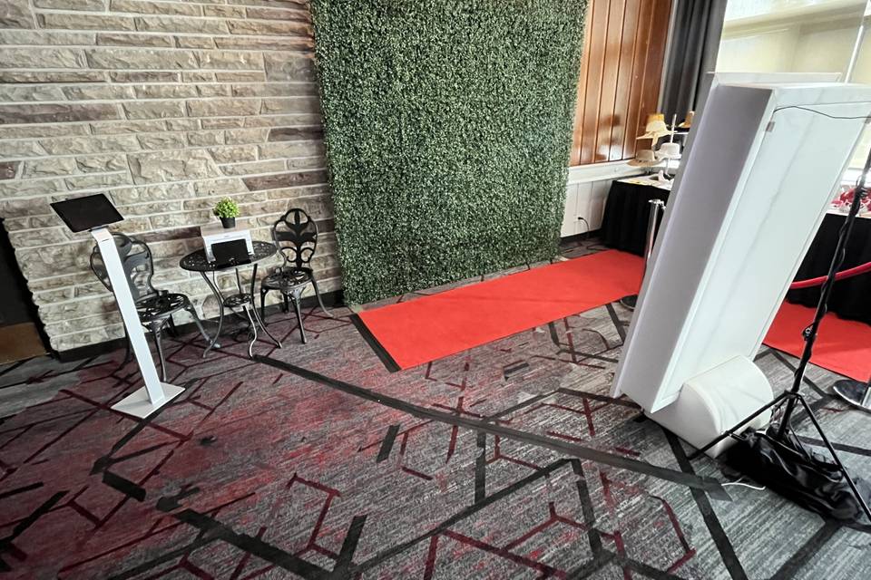 Mojo Mirror Red Carpet Setup