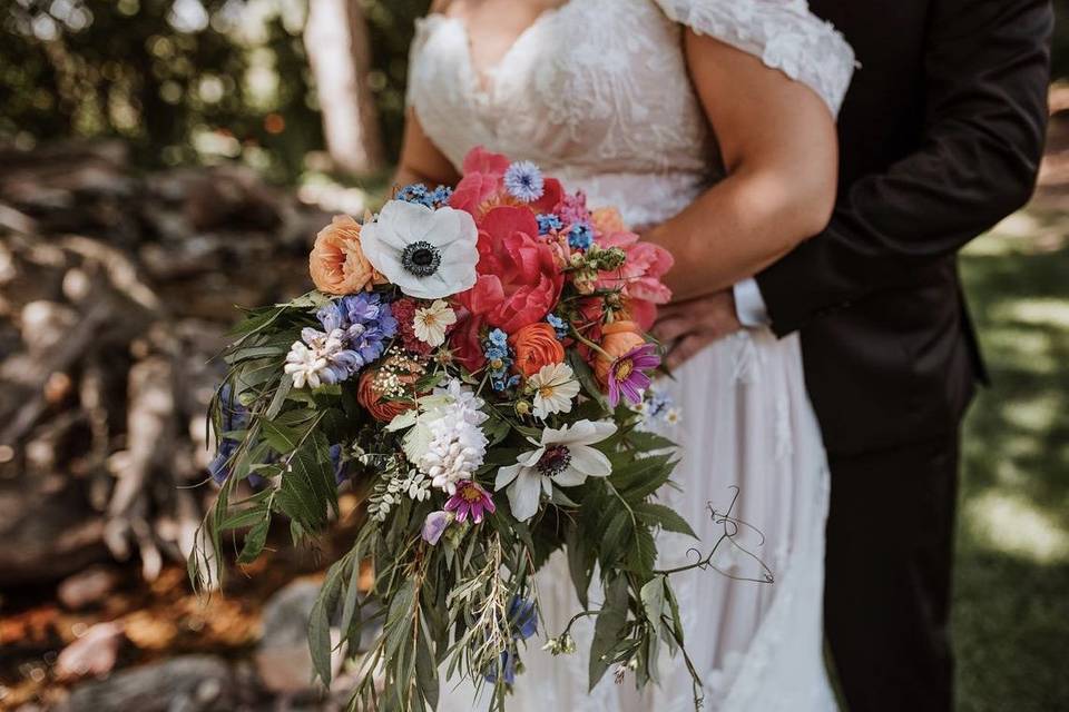 Lush and flowy bridal bouquet