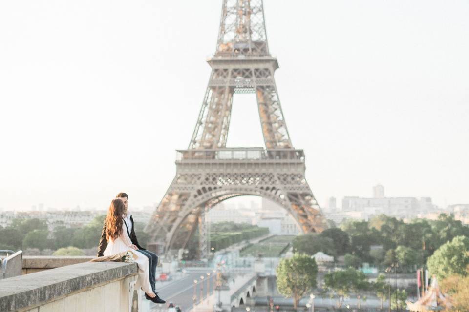 Newlyweds in front of the Eiffel Tower