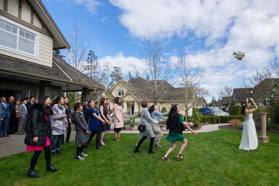 Bouquet tossing