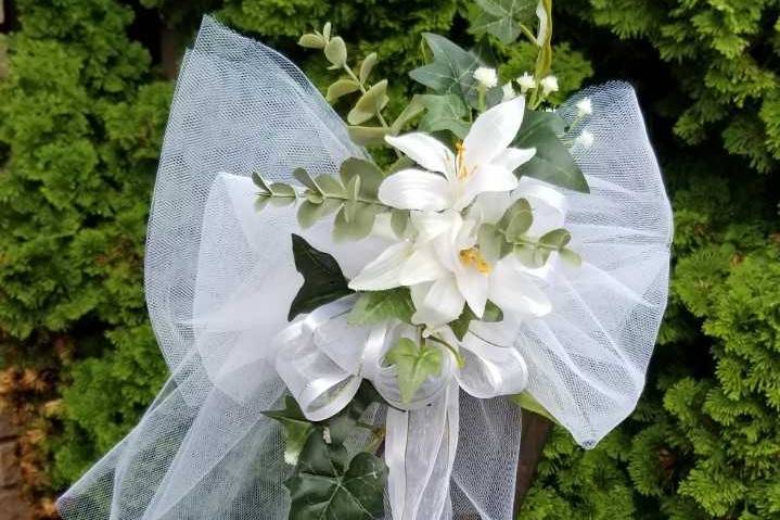 Garden wedding pew bow details