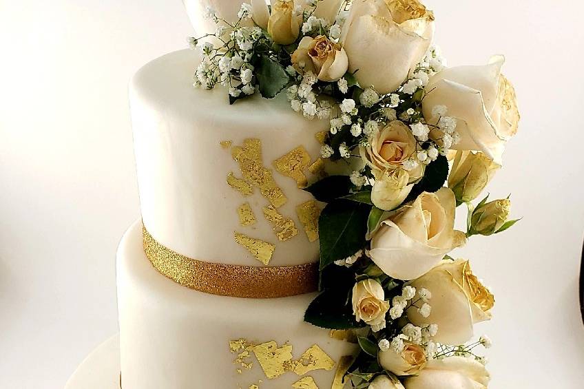 White & gold wedding cake