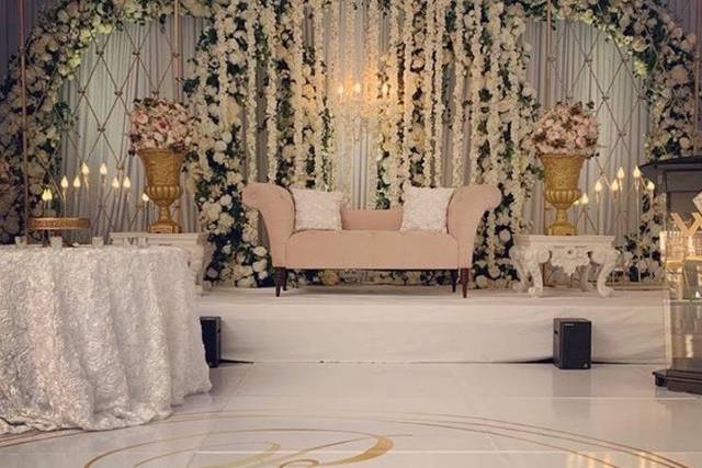 Green arch backdrop