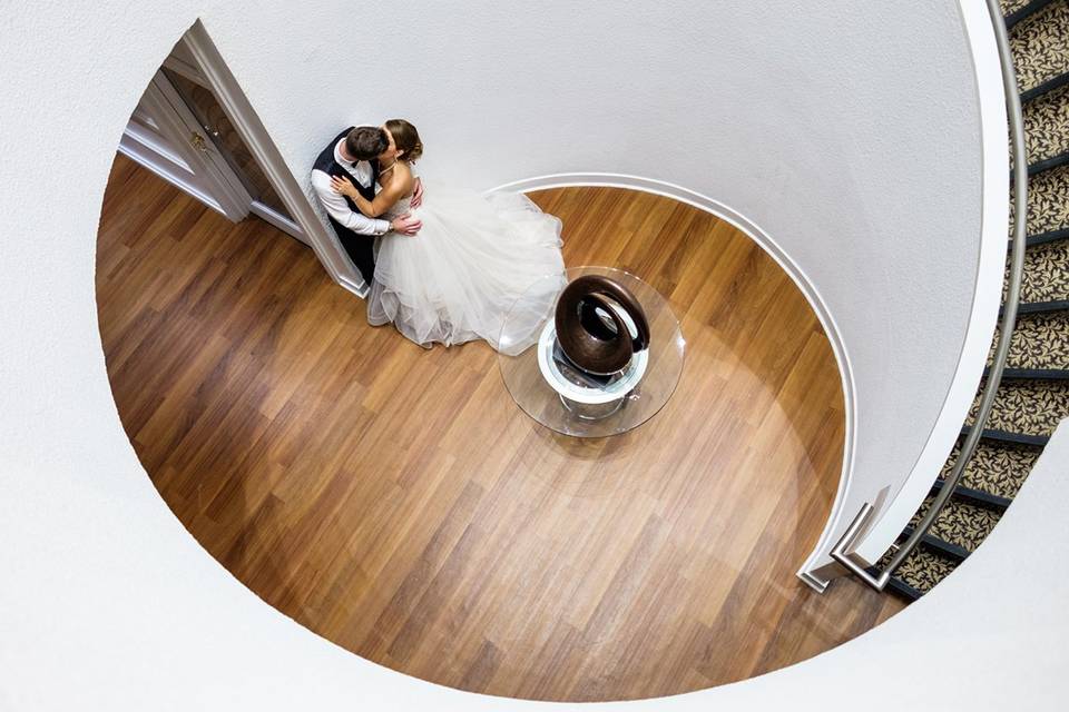 Staircase kiss bride and groom