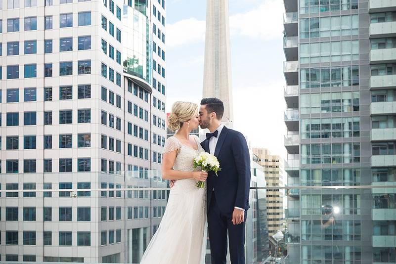 Kiss bride groom city cntower