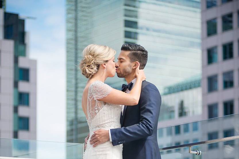 City bride groom kiss cntower
