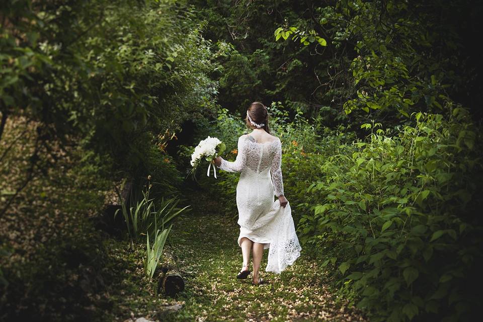 Outdoor forest green bride