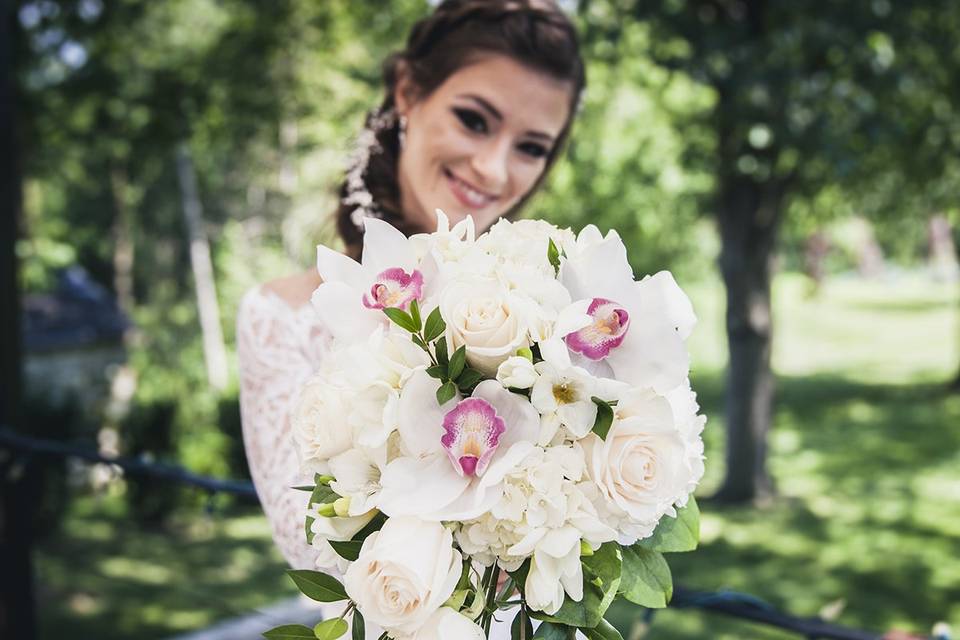 White and pink bouquet bride