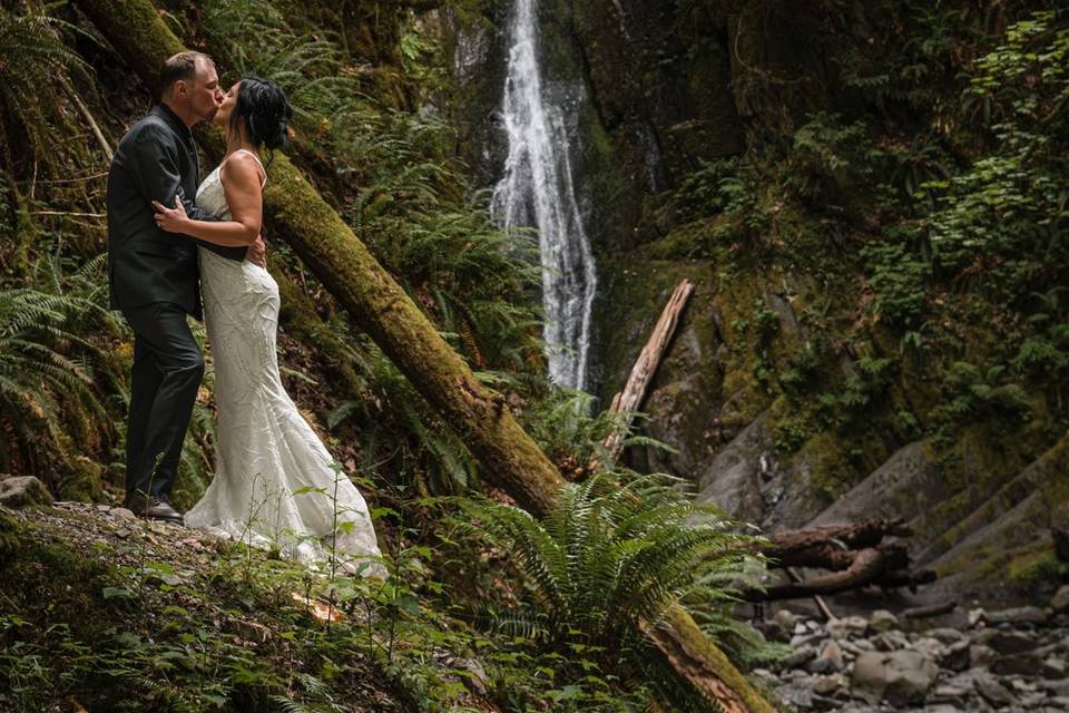 Kiss with waterfall behind