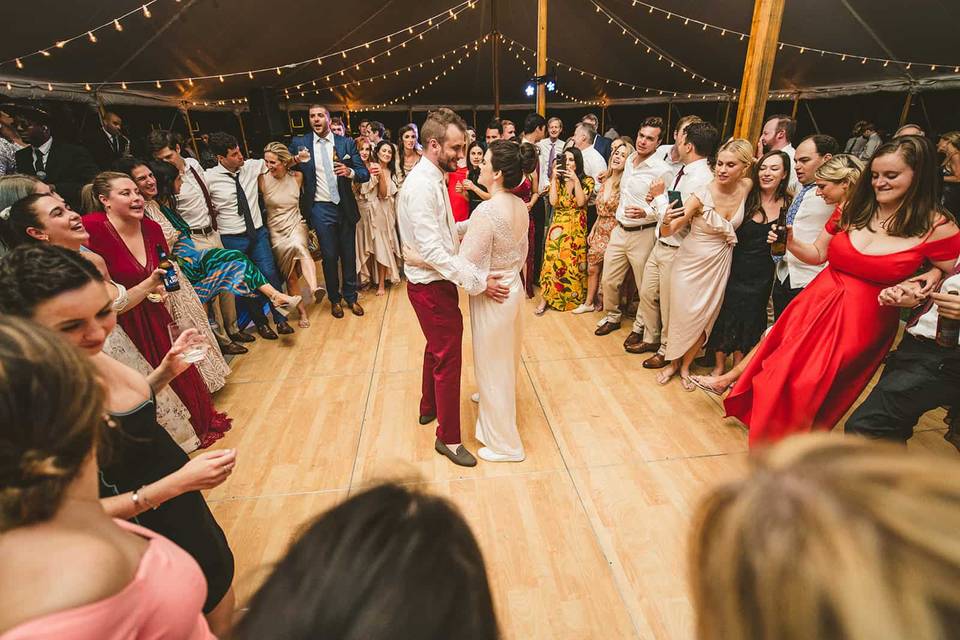 First dance for the lovers!