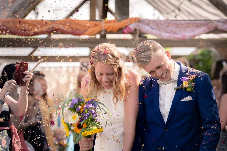 Ceremony confetti toss