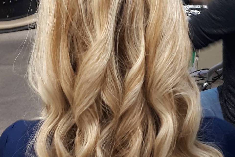 Curls for Wedding Guests