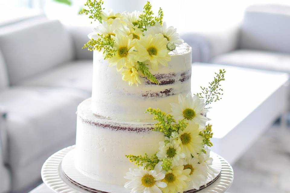 Minimalistic decor on cake