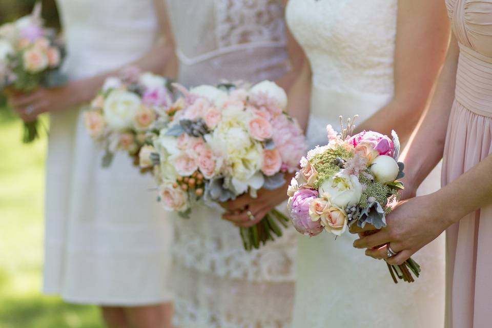 Weddingflowers_blushpink_neutralcolorscheme_rebeccawillisonphotography-1.jpg