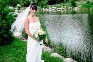 beautiful bride at the carvers cottage.jpg