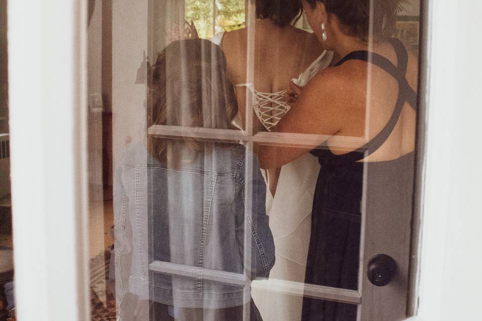 Bride gets ready. Documentary.