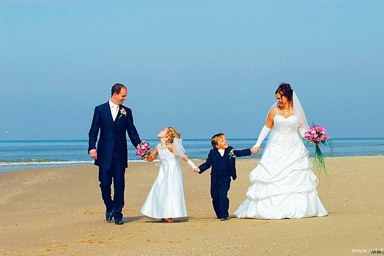 bride groom beach.jpg