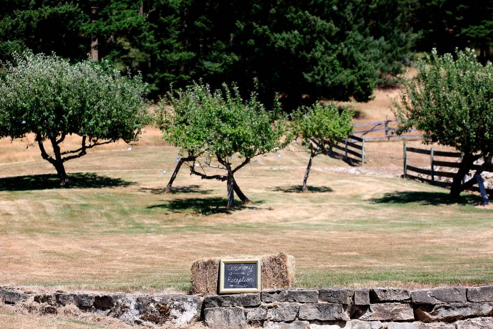 Welcome sign.