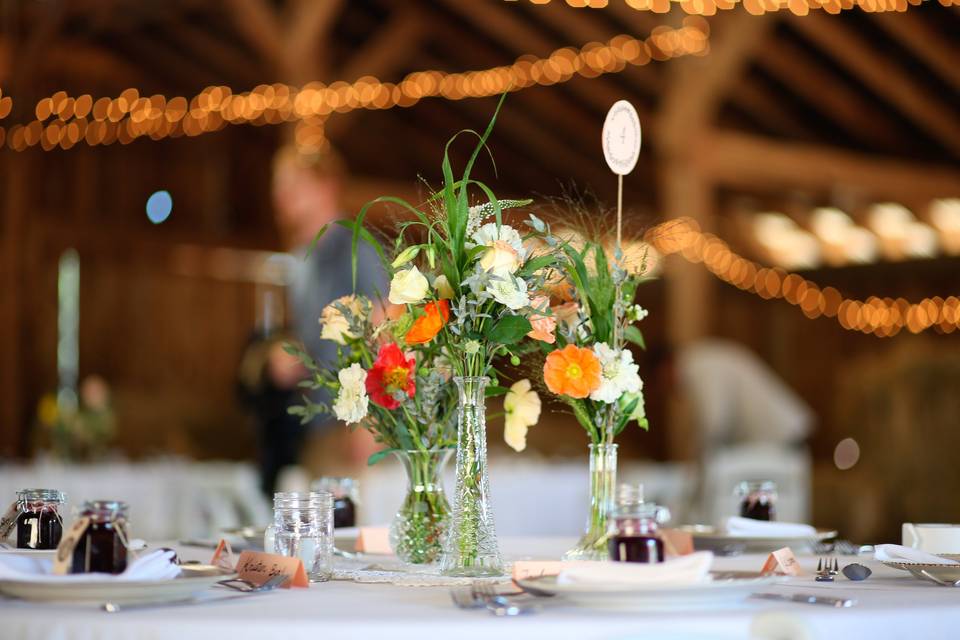 Barn wedding décor