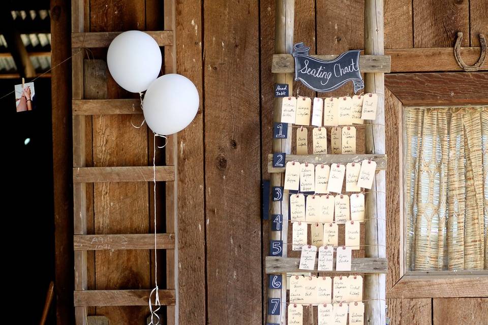 Barn wedding décor