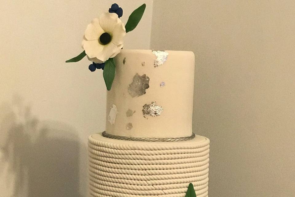 Elegant wedding cake