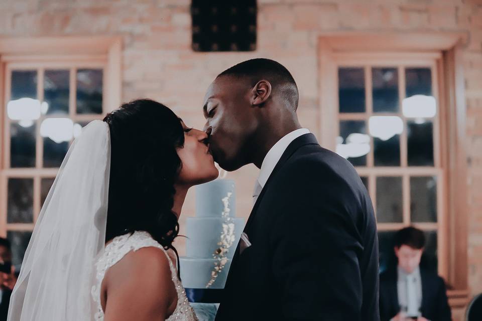 Kiss before cutting the cake