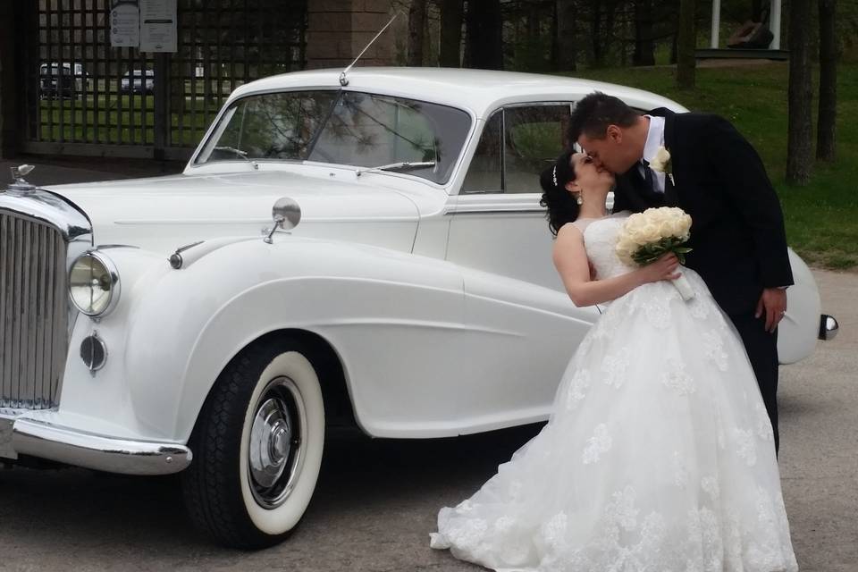 Wedding kiss Bentley