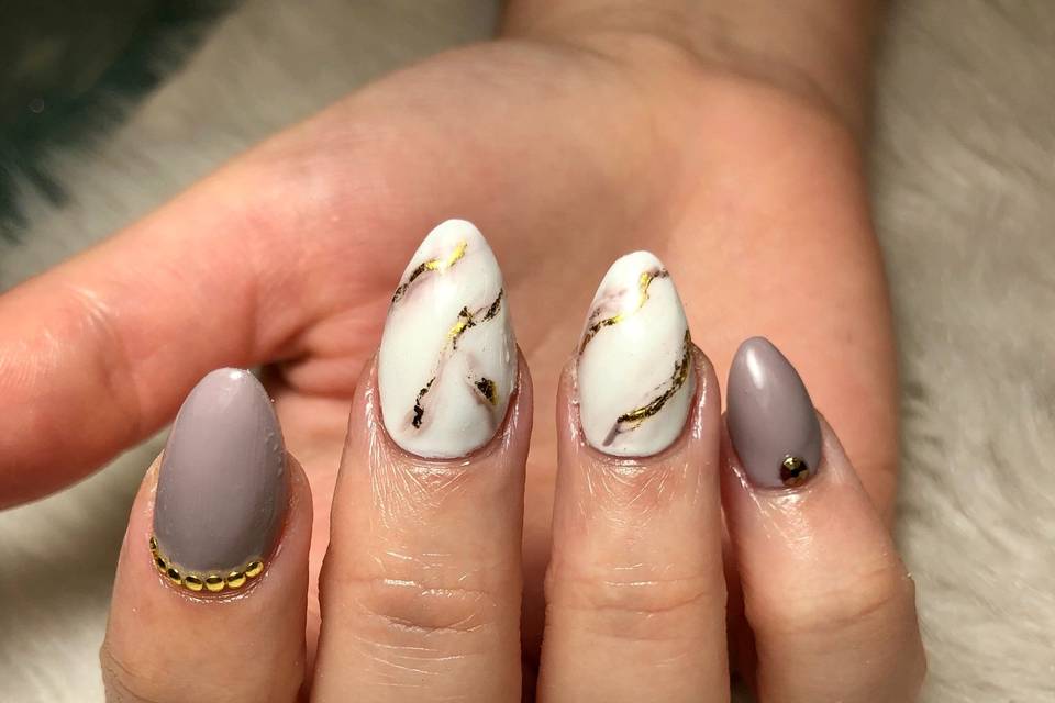 Gold-marble nails